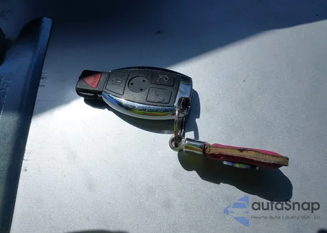 2010 Mercedes-Benz C 300 Luxury/Sport z USA, uszkodzony, nr VIN WDDGF5EB2AF494967